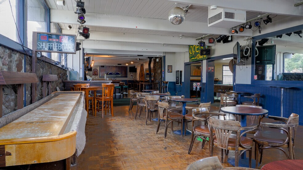 More Photos Of 7377 Redwood Blvd, Novato Bar For Lease