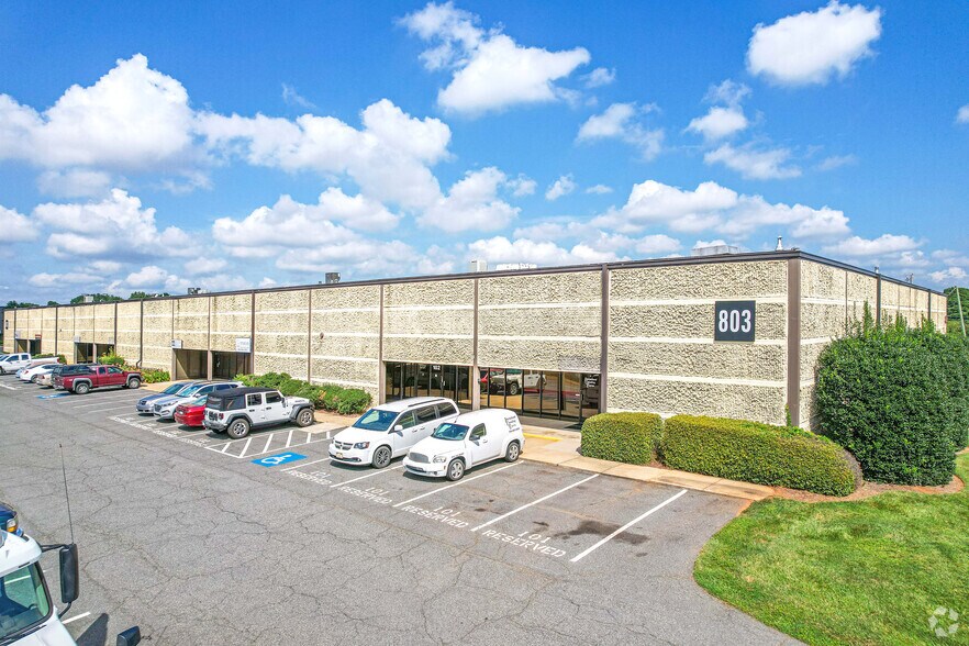 More Photos Of 807 Pressley Rd, Charlotte Unknown For Lease