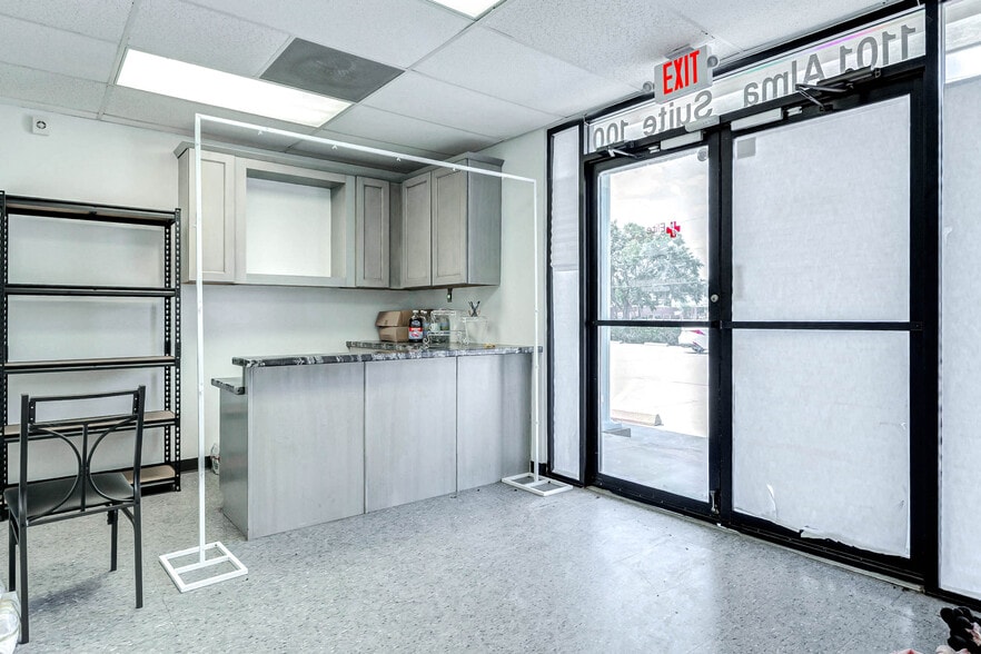 More Photos Of 1101 Alma St, Tomball Medical For Lease