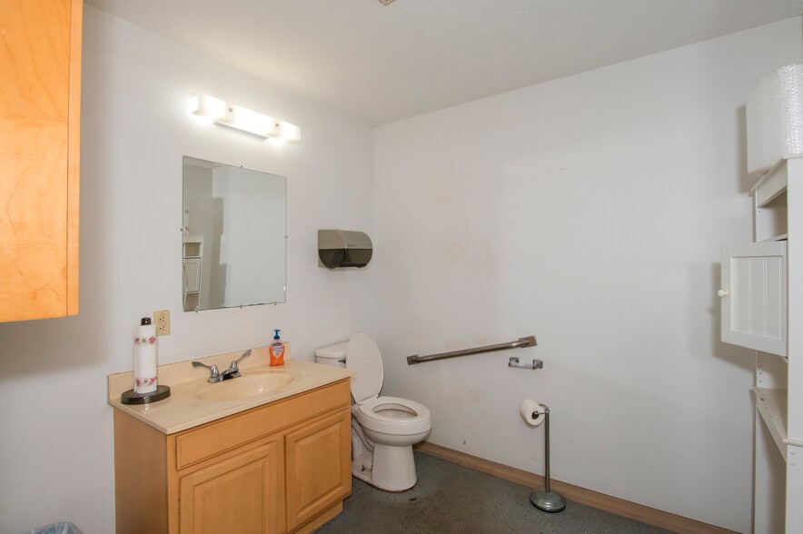 More Photos Of 982 E Hartshorn Ln, Holder Auto Repair For Sale