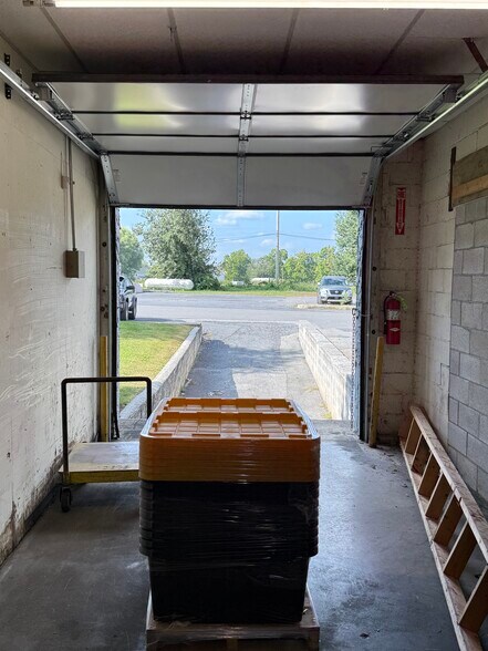 More Photos Of 97-125 Ashmore Dr, Leola Warehouse For Lease
