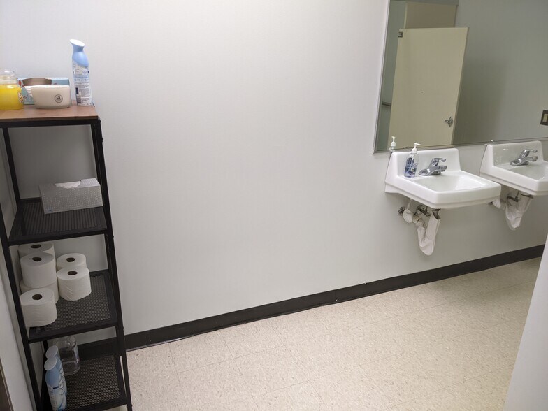 More Photos Of 416 Mccullough Dr, Charlotte Office For Lease