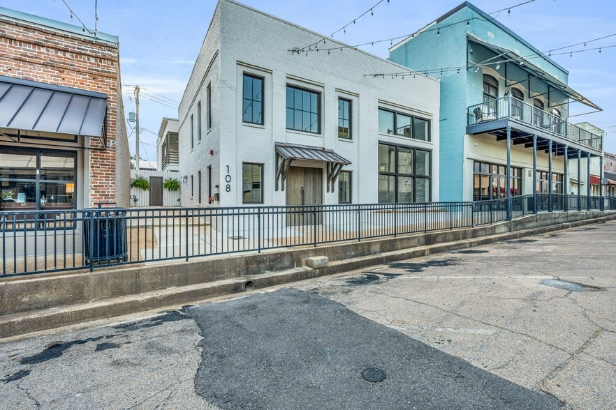 More Photos Of 108 S Lafayette St, Starkville Storefront Retail Office For Lease