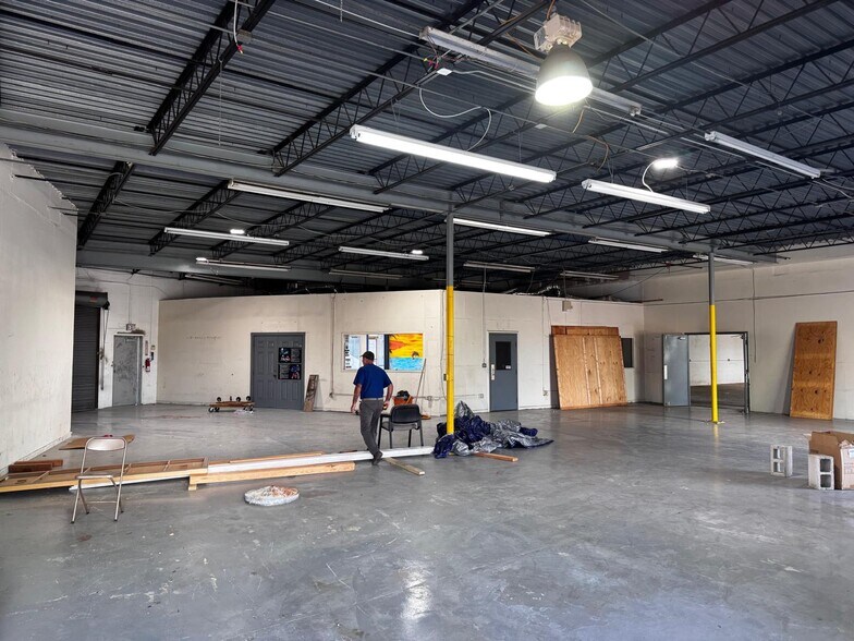 More Photos Of 10300 Us Highway 19 N, Pinellas Park Manufacturing For Lease