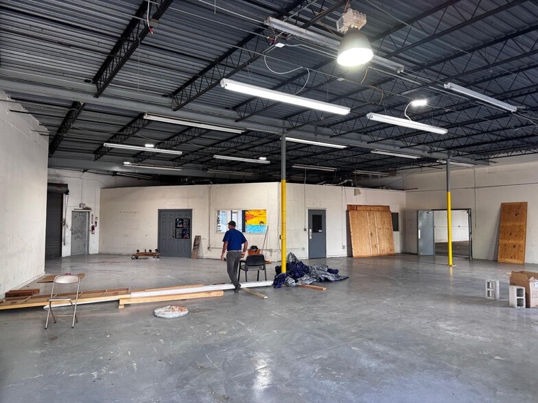 More Photos Of 10380 US Highway 19 N, Pinellas Park Manufacturing For Lease