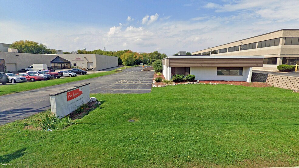 More Photos Of 325 N Janacek Rd, Brookfield Freestanding For Lease