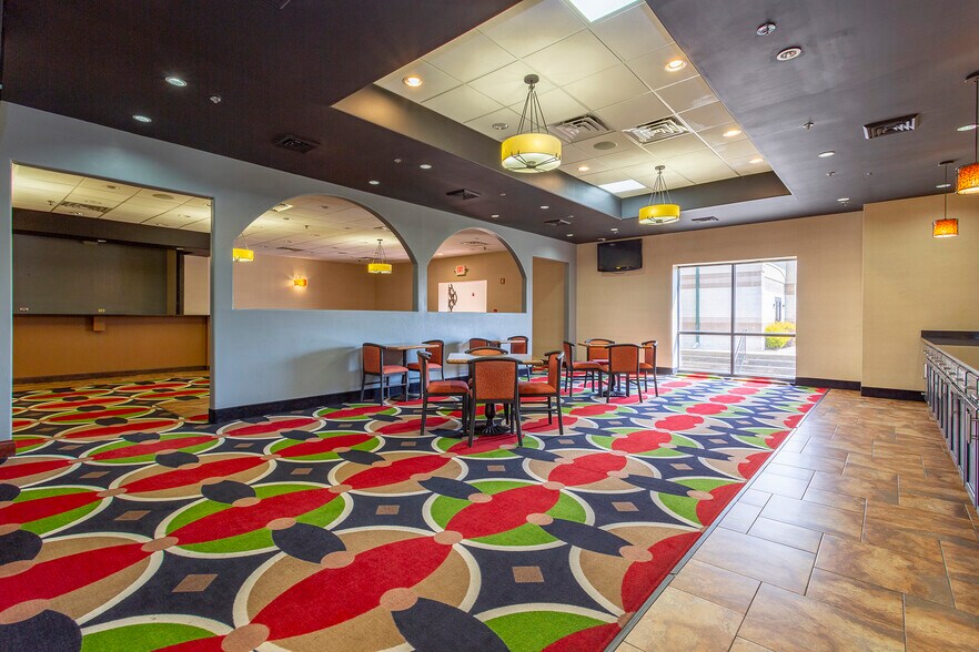 More Photos Of 933 S Riverside Dr, Elmhurst Hotel For Sale