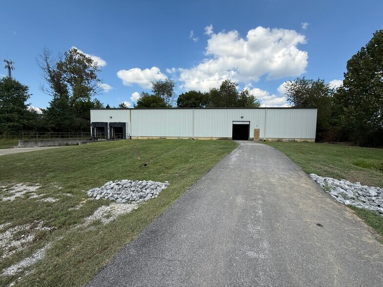 More Photos Of 209 Peterson Dr, Elizabethtown Warehouse For Lease