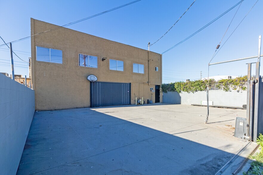 More Photos Of 8212-8214 San Fernando Rd, Sun Valley Light Distribution For Sale