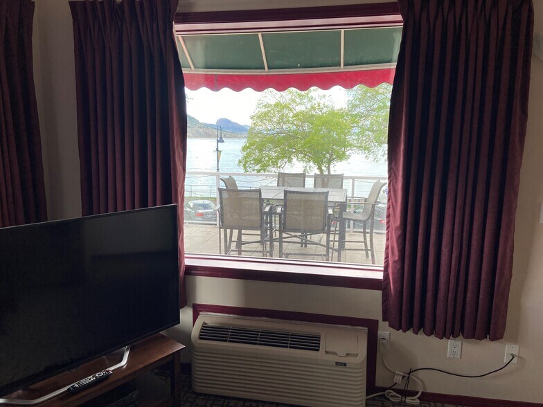 More Photos Of 274 Lakeshore Dr, Penticton Hotel For Sale