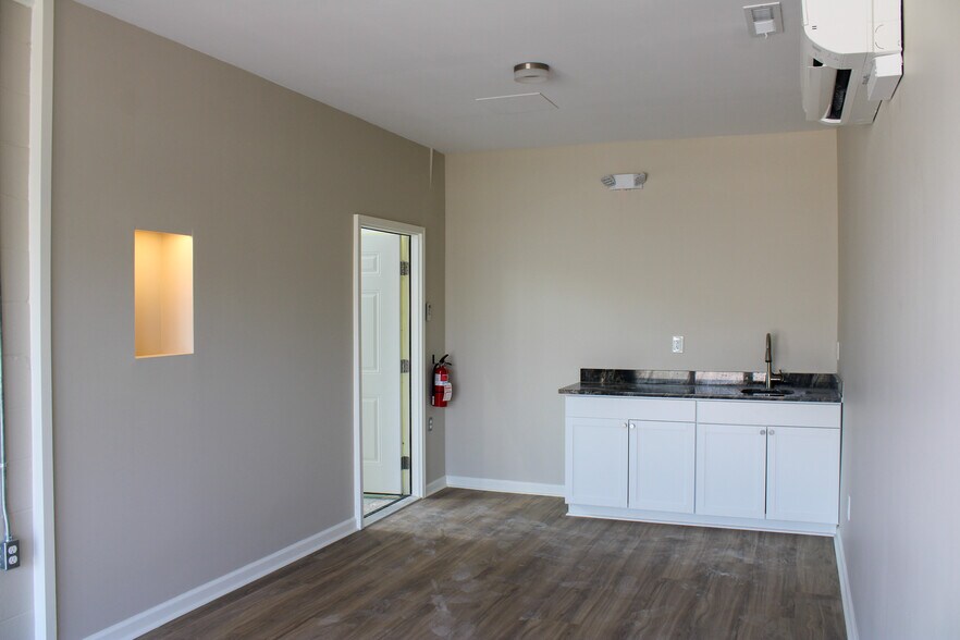 More Photos Of 8100 Memorial Pky SW, Huntsville Flex For Lease