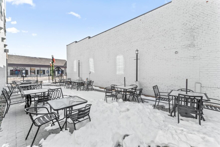 More Photos Of 508 S Main St, Grain Valley Bar For Lease