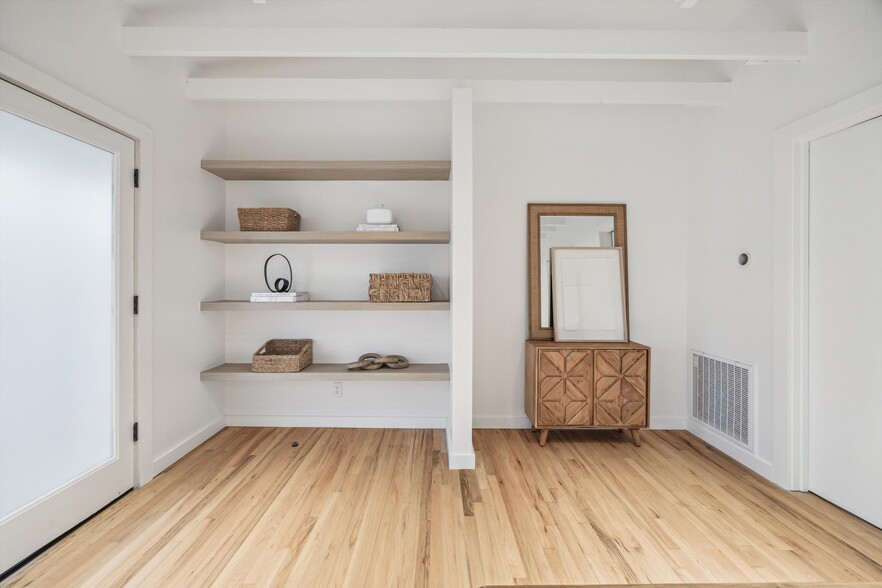 More Photos Of 2412 Bartlett St, Houston Loft Creative Space For Lease