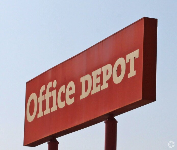 More Photos Of 6446 Telegraph Rd, Commerce Freestanding For Lease