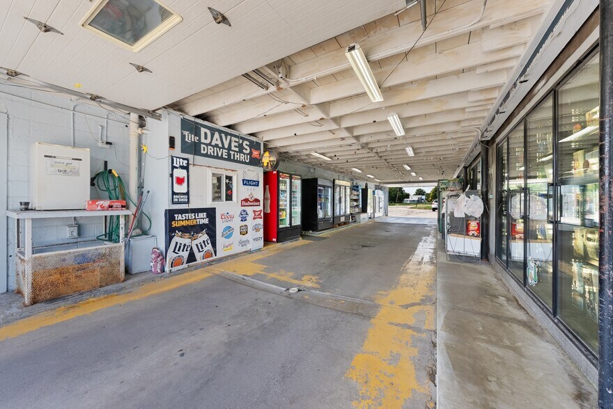 More Photos Of 7697 E Harbor Rd, Lakeside Marblehead Convenience Store For Sale