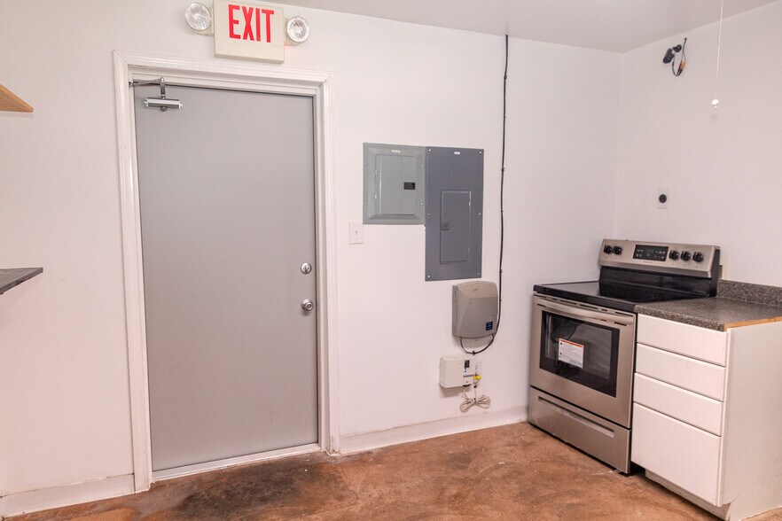 More Photos Of 1402 Bear St, Madison Specialty For Sale