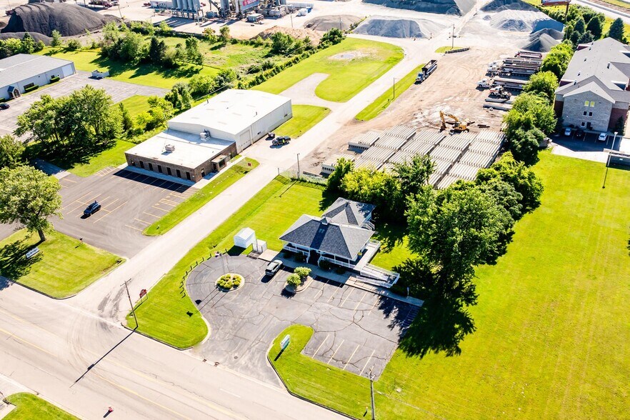 More Photos Of 2300 Pipestone Rd, Benton Harbor Office For Sale