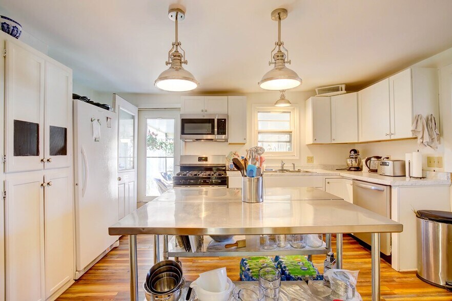 More Photos Of 4141 Main St, Chincoteague Island Hospitality For Sale