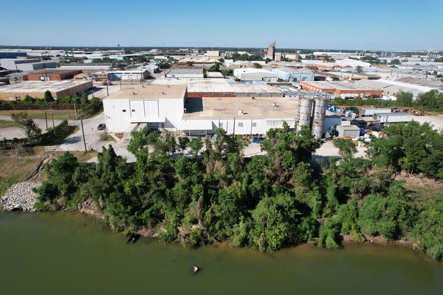 More Photos Of 700 Plastics, Houston Warehouse For Sale