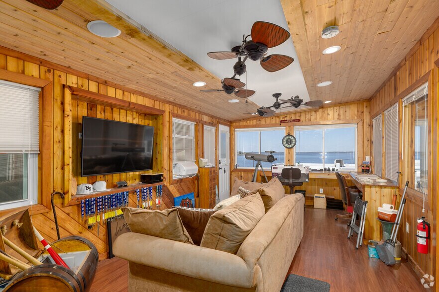 More Photos Of 32 Broad St, Keyport Bar For Sale
