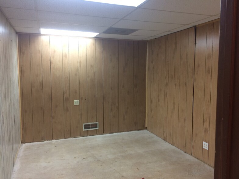 More Photos Of 8446 Gault Ln, San Antonio Light Distribution For Lease