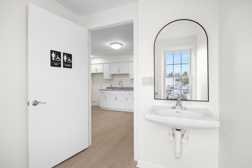 More Photos Of 267 Wolf Rd, Latham Office For Lease