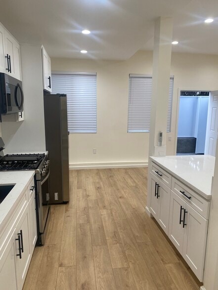 More Photos Of 405 W Broadway, Glendale Apartments For Sale