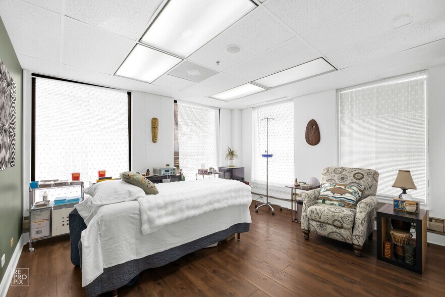 More Photos Of 17W300 22nd St, Oakbrook Terrace Medical For Lease