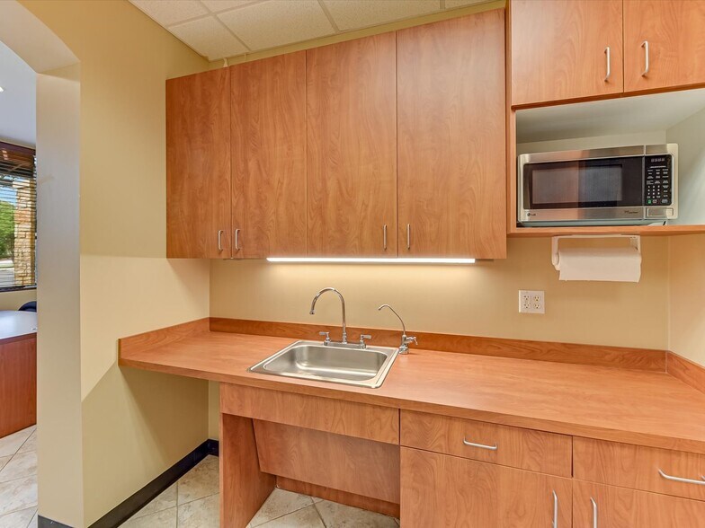 More Photos Of 2806 Flintrock Trace, Lakeway Loft Creative Space For Sale