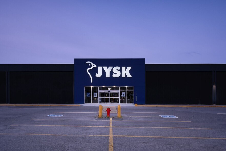 More Photos Of 705 Av Du Pont N, Alma General Retail For Lease