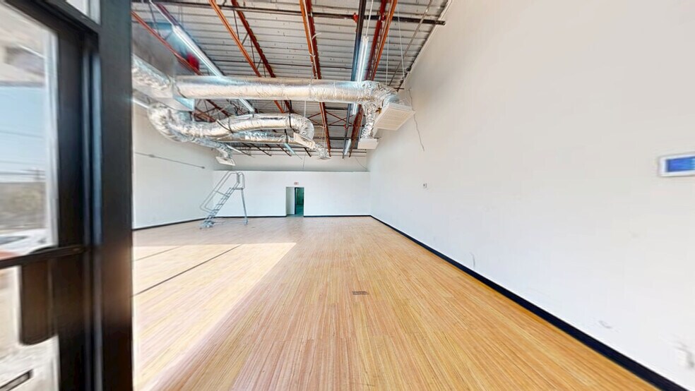 More Photos Of 1400 Summit Ave, Plano Showroom For Lease