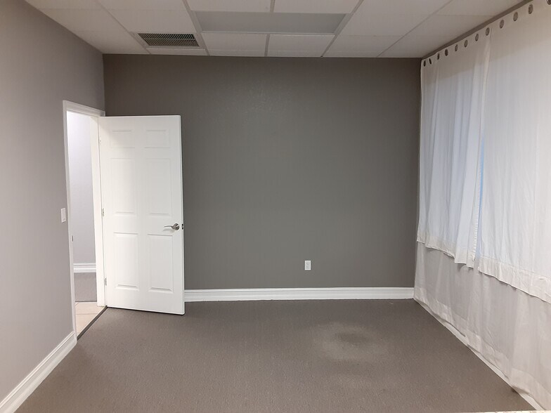 More Photos Of 4975-4977 Royal Gulf Cir, Fort Myers Medical For Lease