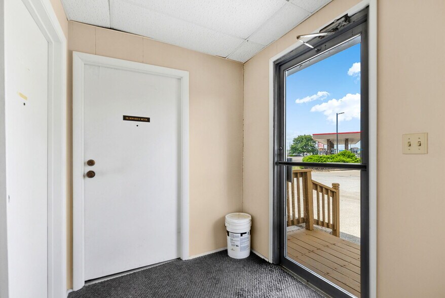 More Photos Of 7102 E Pendleton Pike, Indianapolis Office For Sale