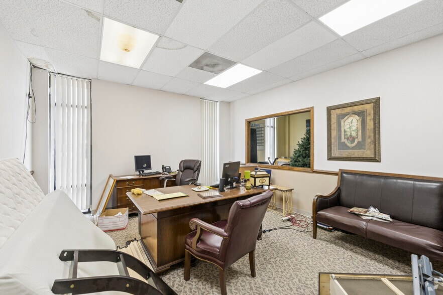 More Photos Of 1076 Sunset Blvd, West Columbia Showroom For Lease