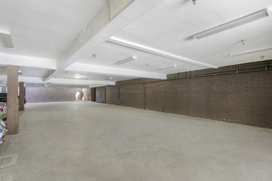 More Photos Of 8825-8827 Beverly Blvd, West Hollywood General Retail For Sale