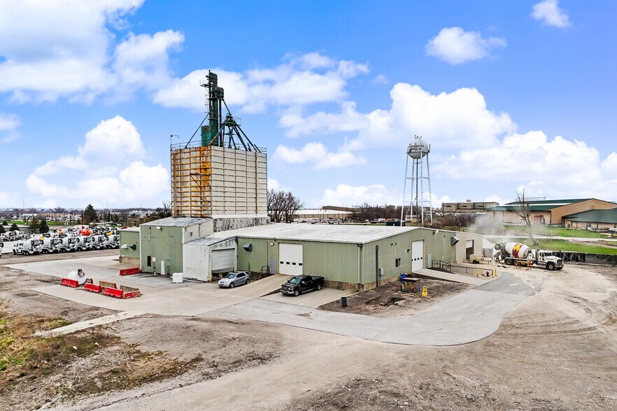 More Photos Of 1101 SE 37th St, Grimes Distribution For Lease