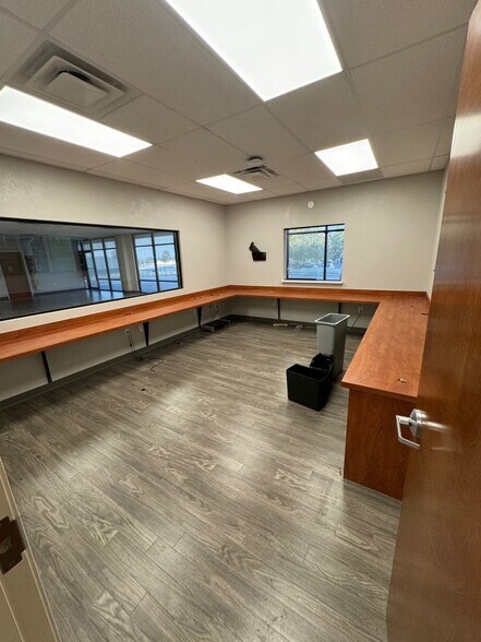 More Photos Of 1713 S FM 51, Decatur Office For Sale