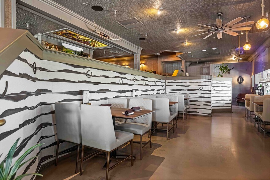 More Photos Of 72620 El Paseo, Palm Desert Restaurant For Sale