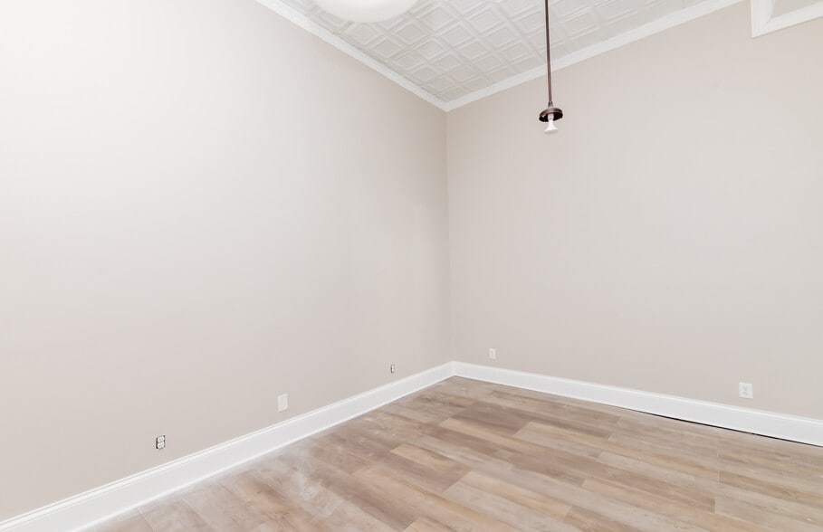 More Photos Of 1940 Harvard Dr, Louisville Storefront For Lease