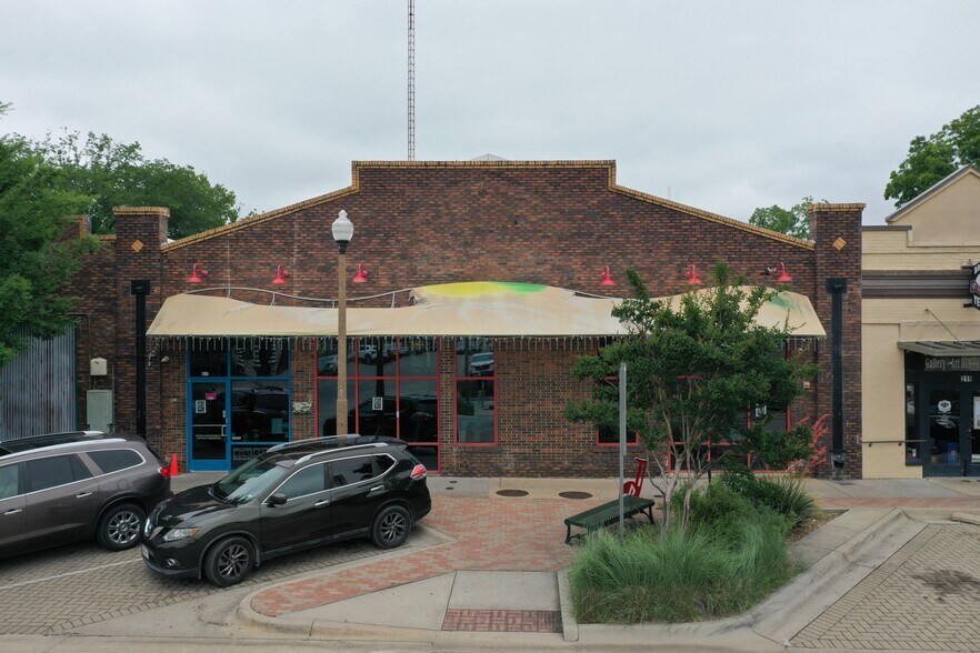 Primary Photo Of 217 E Hickory St, Denton Restaurant For Lease