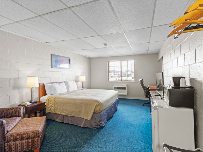 More Photos Of 1904 E Cedar St, Rawlins Hotel For Sale