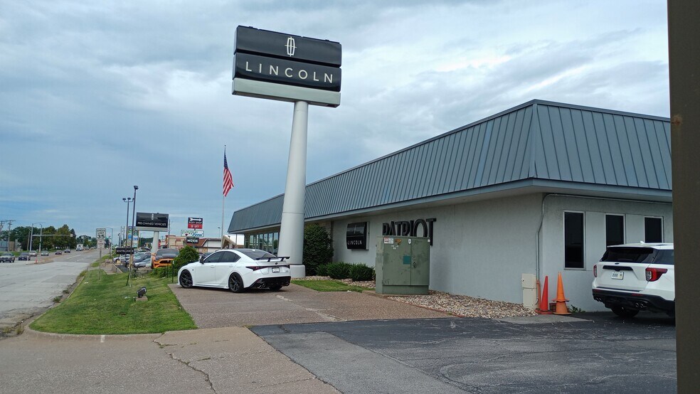 More Photos Of 520 W Kimberly Rd, Davenport Auto Dealership For Lease