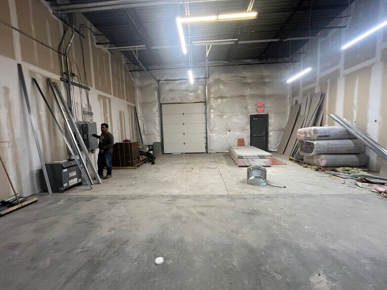 More Photos Of 5615 Wellington Rd, Gainesville Flex For Lease