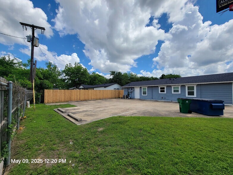 More Photos Of 1913 Hemlock Dr, Haltom City Office For Sale