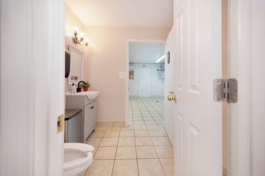 More Photos Of 1512 E Bayview Blvd, Norfolk Freestanding For Sale