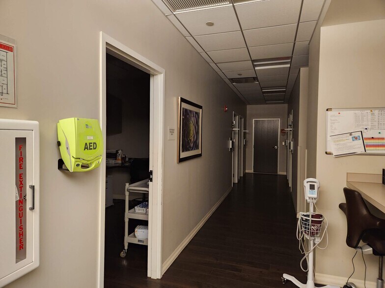 More Photos Of 376 Universal Dr N, North Haven Storefront For Lease