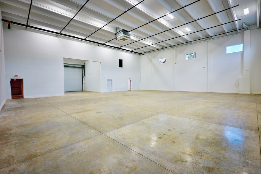 More Photos Of 300-320 NE 60th St, Miami Warehouse For Sale