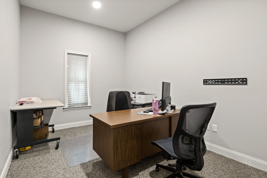More Photos Of 107 E 11th St, Mount Pleasant Office For Sale