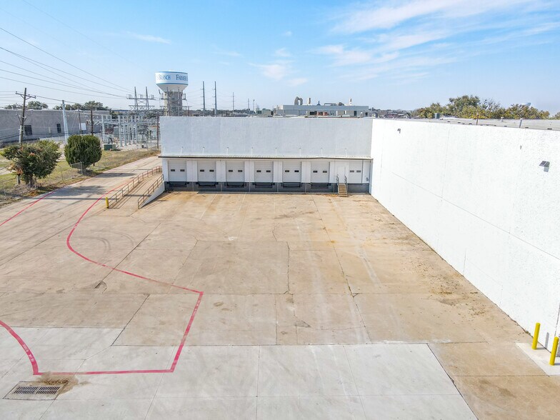 More Photos Of 4404 S Beltwood Pky, Dallas Warehouse For Lease