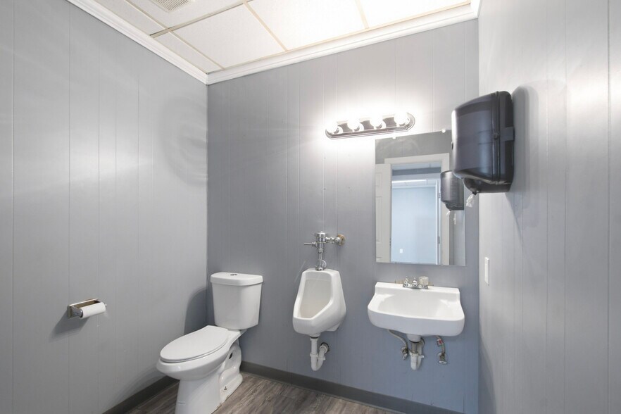 More Photos Of 300-305 S Grant Ave, Odessa Warehouse For Sale